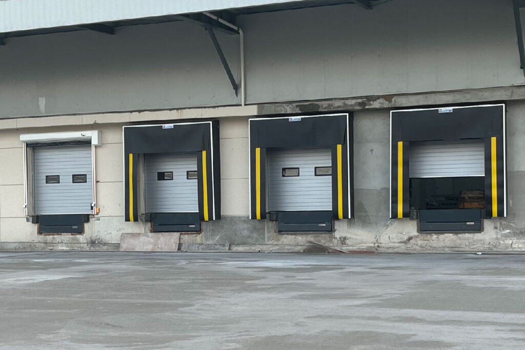 Loading Dock Truck Levelers: Optimizing Safety and Efficiency in Modern Warehouse Operations