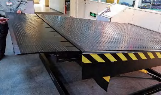 Hydraulic telescopic lip dock leveler for mixed truck fleets