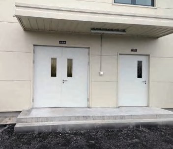 Cold chain facility door system for temperature-controlled loading areas
