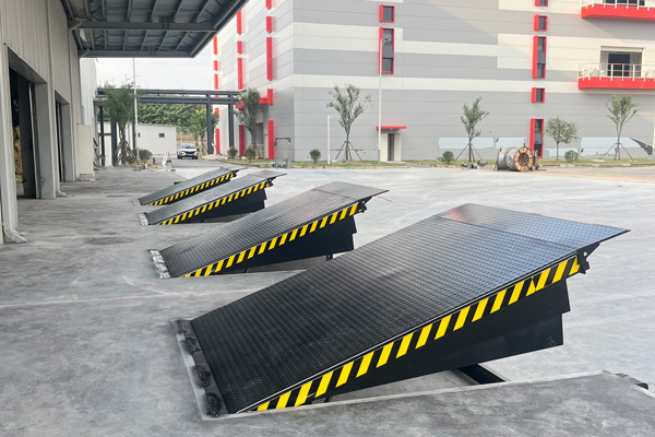 Hydraulic dock leveler support arm and cylinder detail