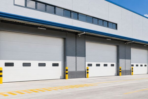 Hochwertiges Industrie-Sektionaltor installiert an der Laderampe eines modernen Logistiklagers