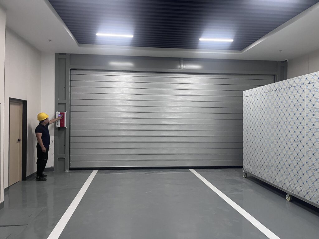 現代の倉庫外部荷積みドックに設置されたプレミアムアルミ製高速スパイラルドア