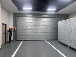 現代の倉庫外部荷積みドックに設置されたプレミアムアルミ製高速スパイラルドア
