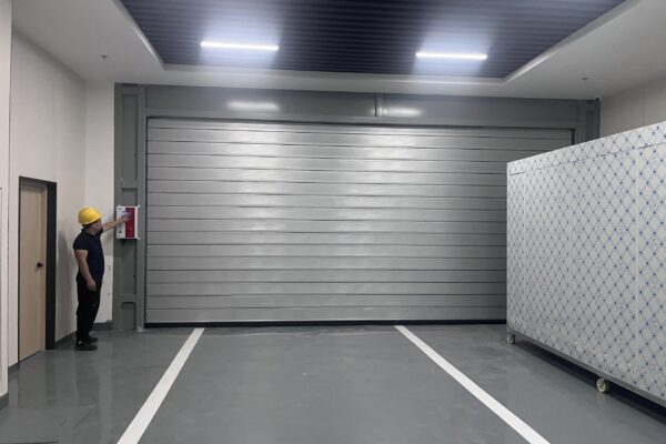 現代の倉庫外部荷積みドックに設置されたプレミアムアルミ製高速スパイラルドア
