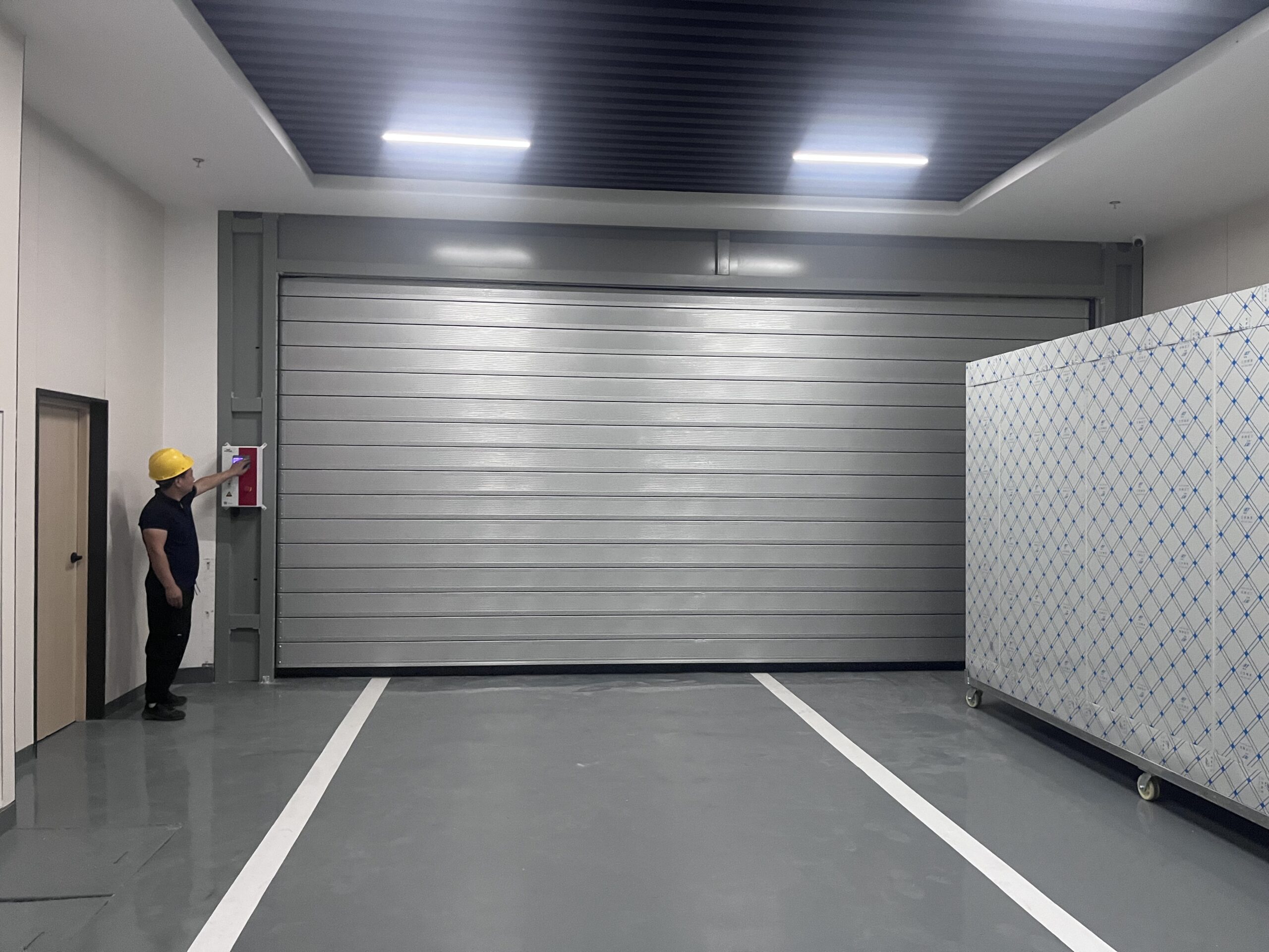 現代の倉庫外部荷積みドックに設置されたプレミアムアルミ製高速スパイラルドア