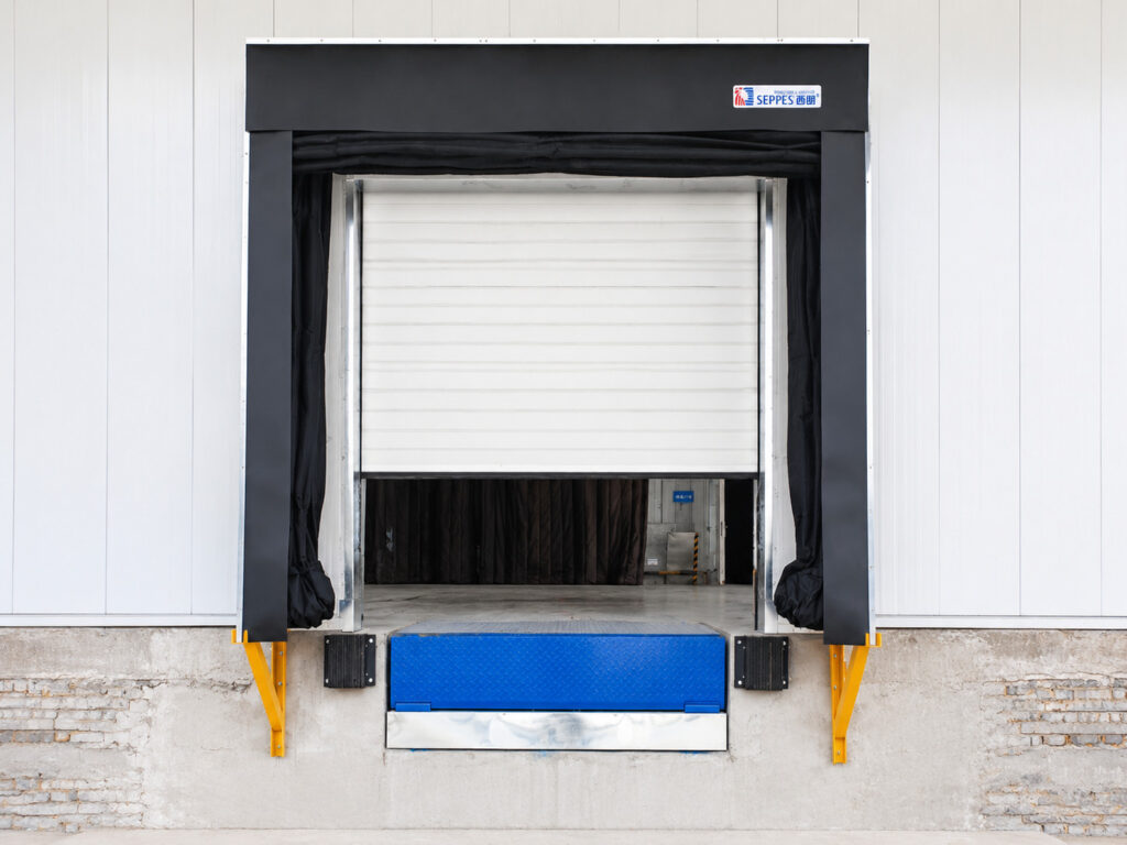 roller shutter with mechanical dock shelter