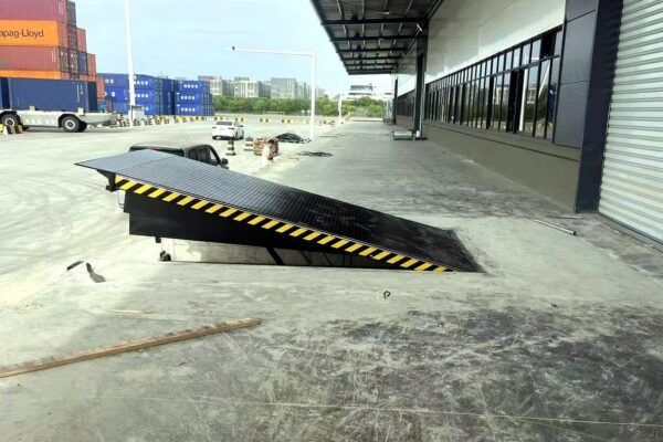 ecommerce-distribution-center-loading-dock