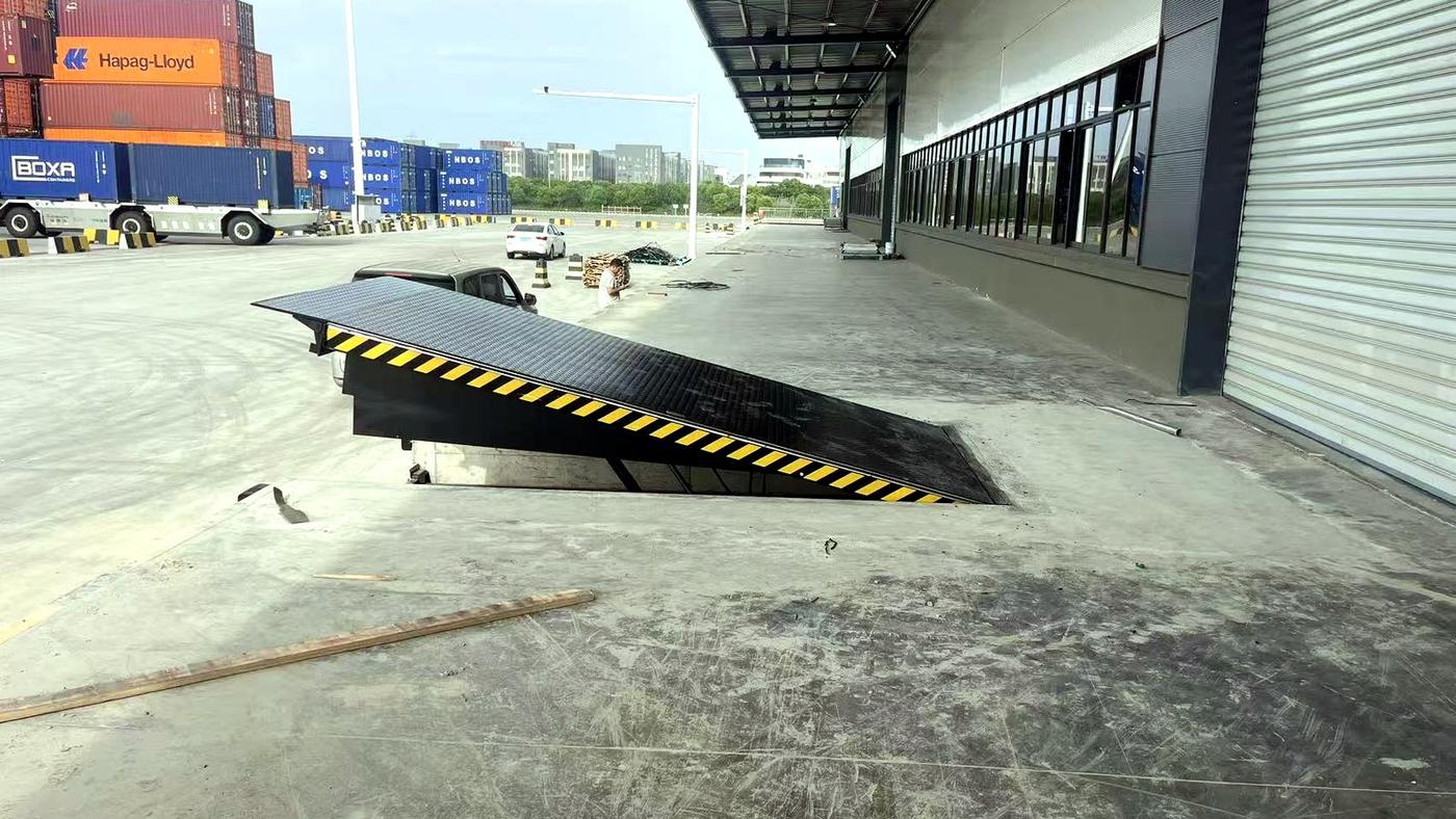 ecommerce-distribution-center-loading-dock