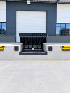 hydraulic hinged lip dock leveler