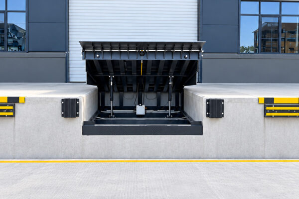 hydraulic hinged lip dock leveler